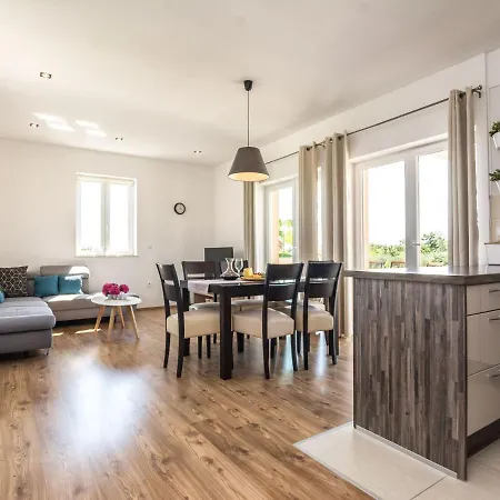 Poolincluded - Josipa Holiday home *